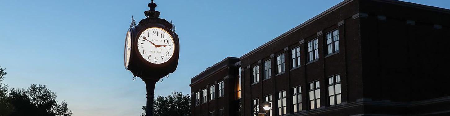 a photo of a clock on 365体育's campus